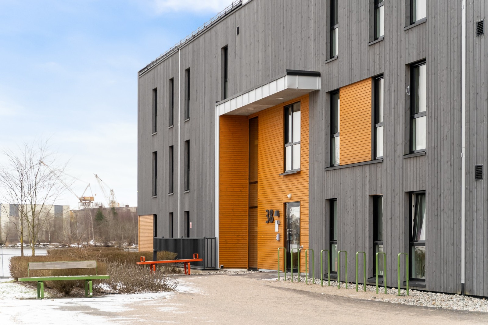 Leiligheten har en attraktiv beliggenhet nær vannet med rolig atmosfære Galleribilde