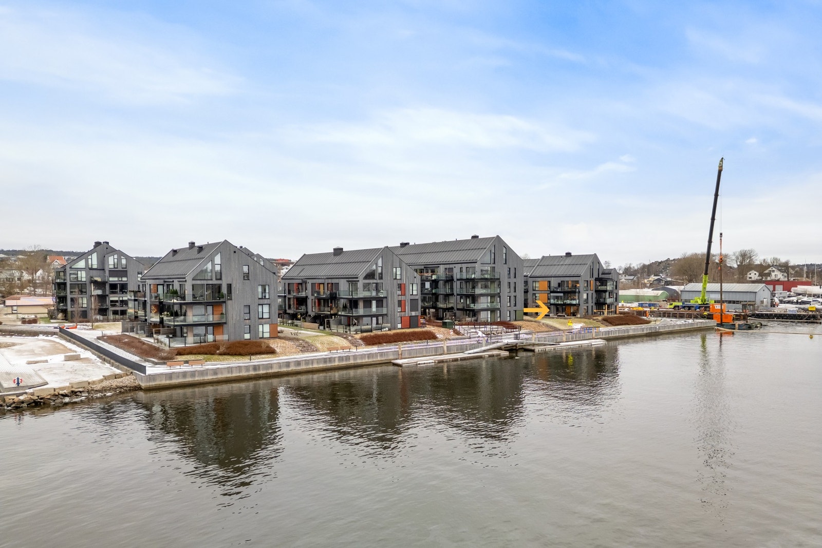 Nye Gressvik sentrum med Coop, baker/cafeteria, gullsmed, treningssenter m.m. er en kort spasertur unna Galleribilde
