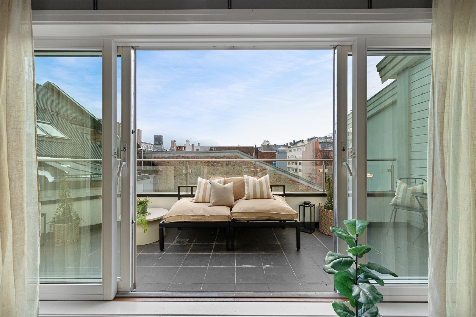 Fra stuen er det utgang til en herlig sørvestvendt terrasse. Galleribilde