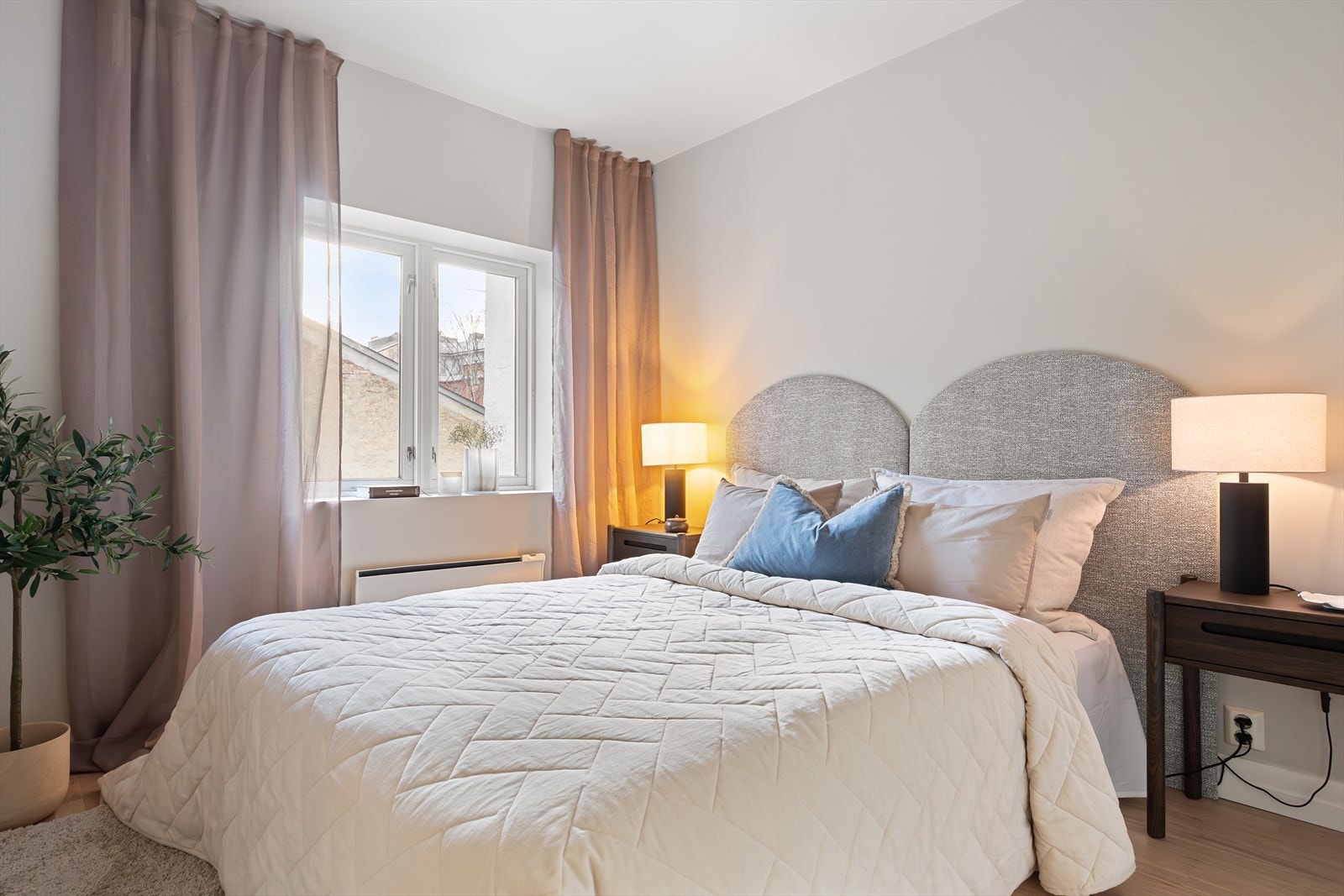 Romslig soverom med god plass til dobbeltseng og annet møblement. Galleribilde