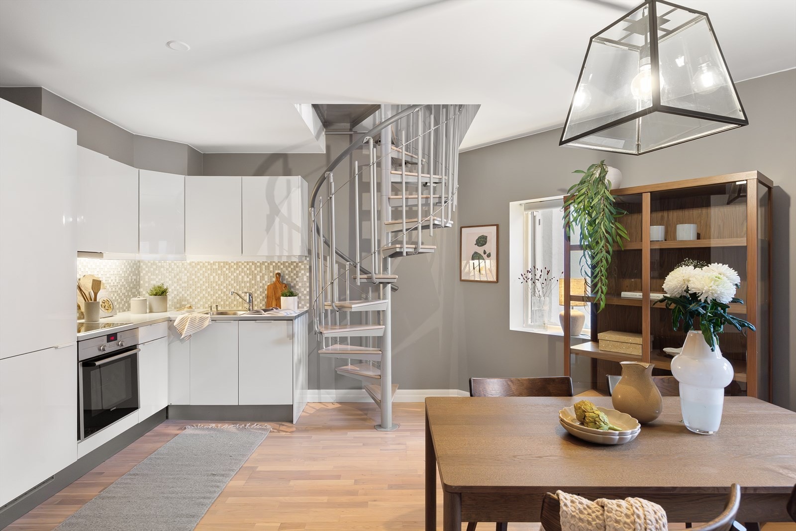 Pent kjøkken med innredning fra Sigdal, levert med glatte laminerte fronter og laminert benkeplate med overliggende oppvaskkum og ettgreps blandebatteri. Galleribilde