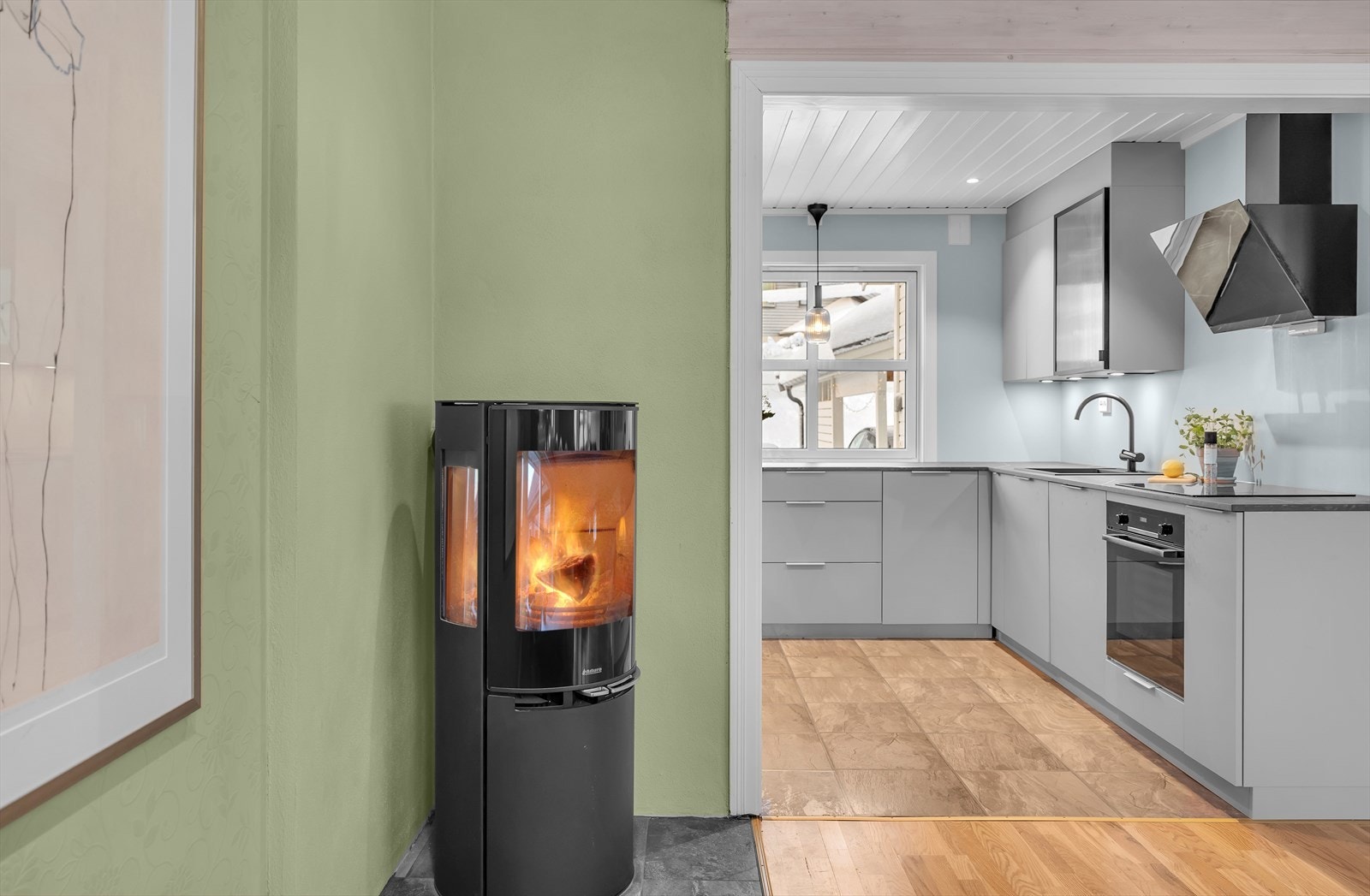 Fint med vedfyring i den kalde årstiden. Galleribilde