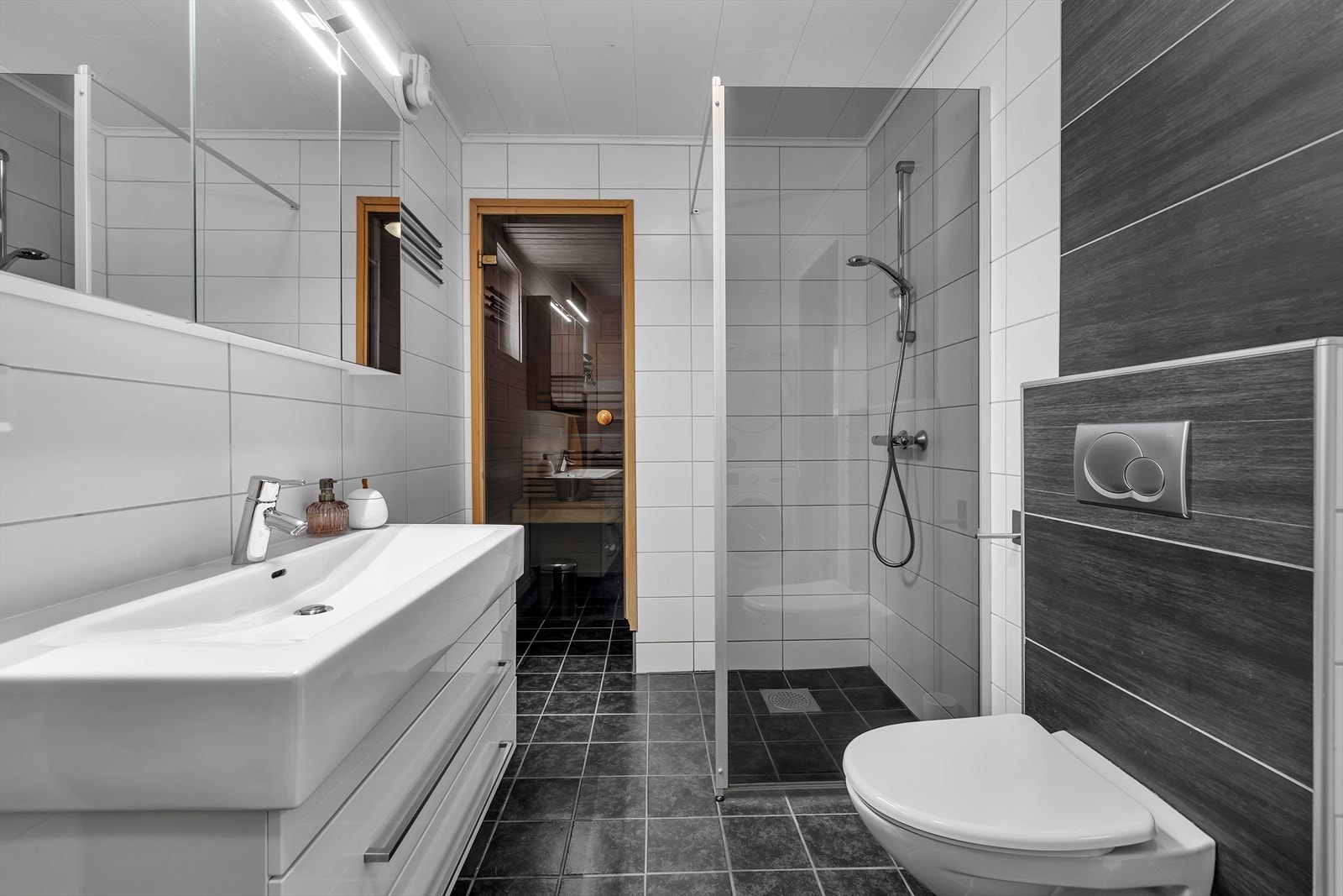 Dusjhjørne med glassvegger. Herlig med badstue i forbindelse med baderommet. Galleribilde