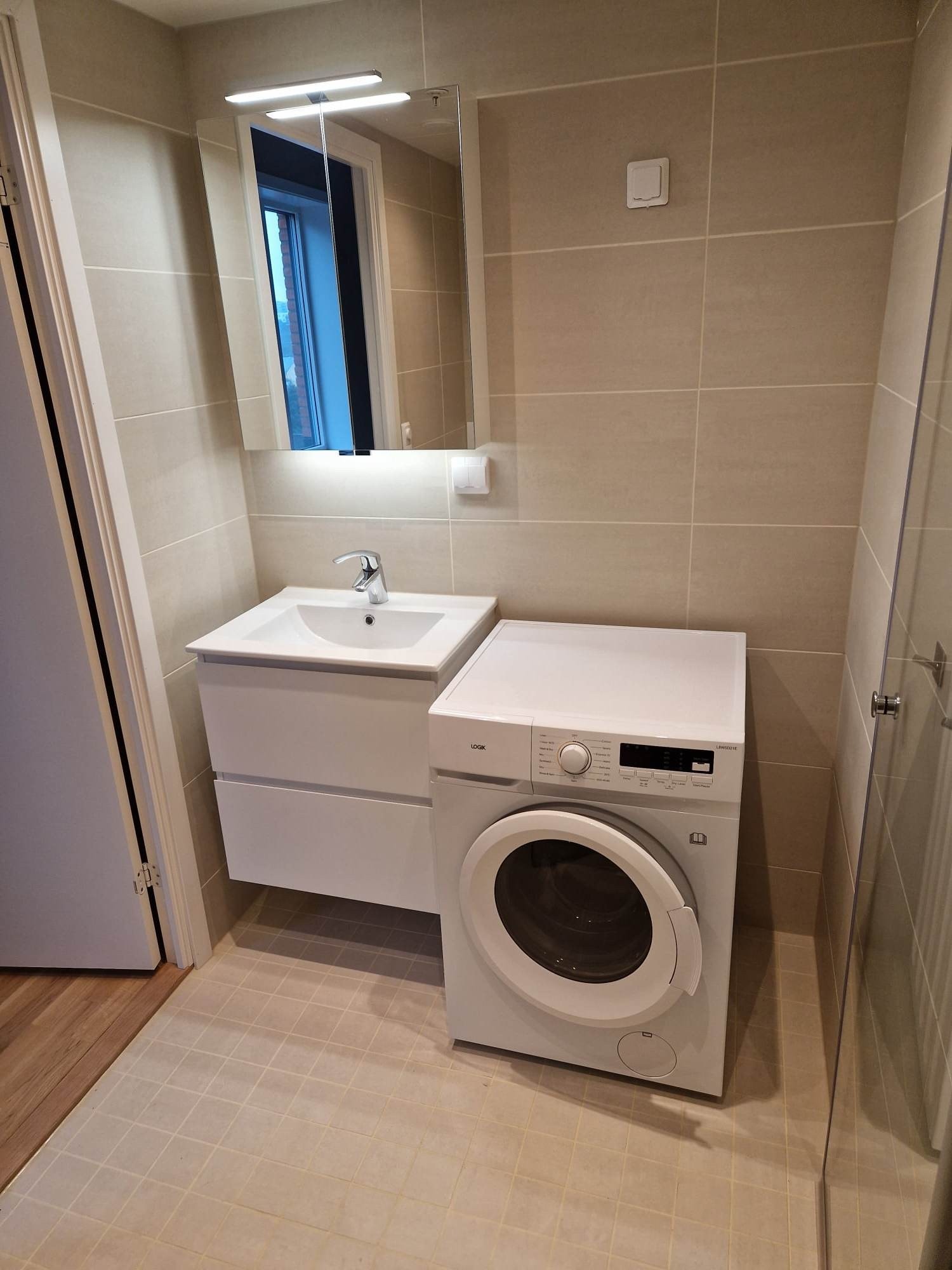 Nyere bad med kombimaskin vask og tørk. Galleribilde