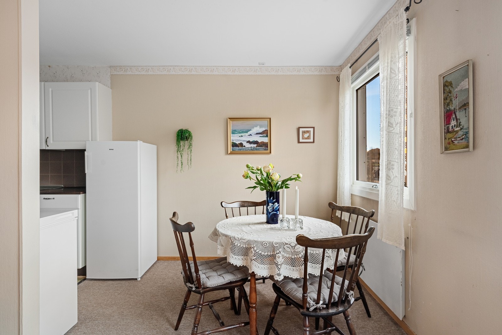 Spiseplass i tilknytning til stue/kjøkken. Galleribilde