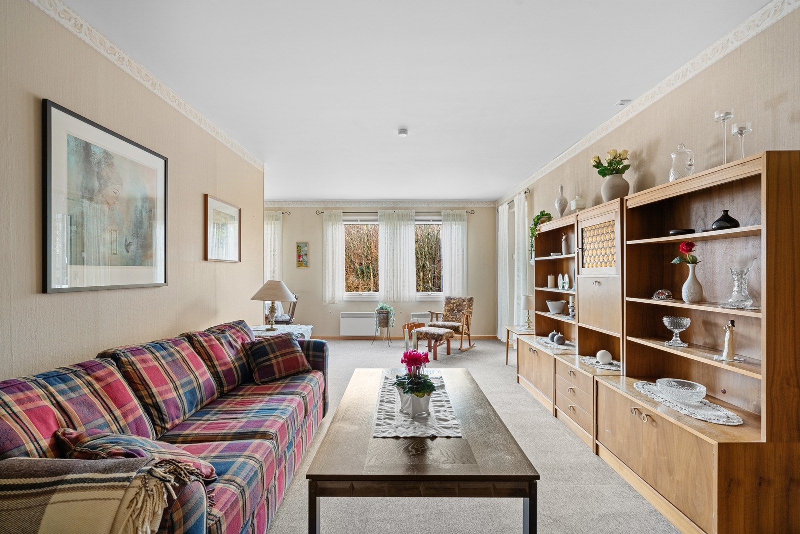 Stuen har plass til både sofa, sofabord og hylleseksjon. Galleribilde