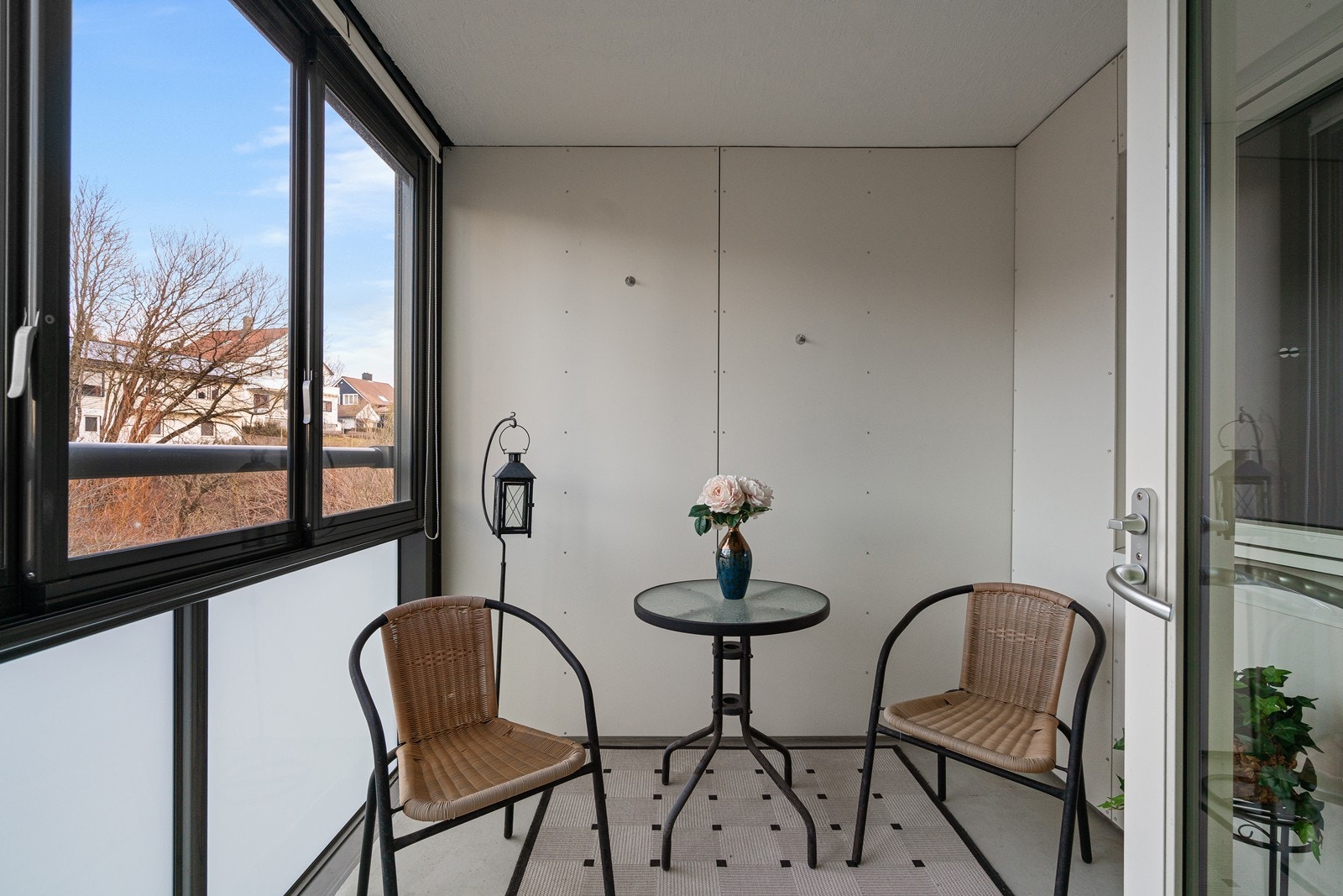 Uterom året rundt. Innglasset balkong med skjerming mot vær og vind - Perfekt for morgenkaffen. Galleribilde
