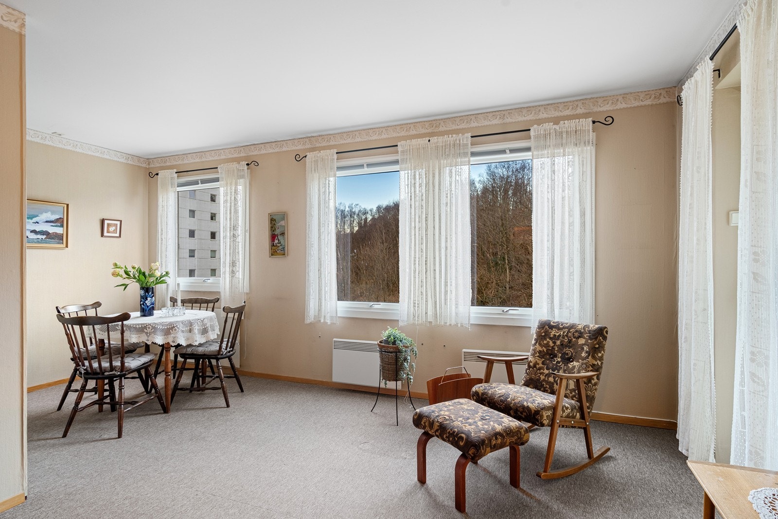 Stuen er lys og luftig med flere vinduer som slipper inn rikelig med dagslys. Galleribilde