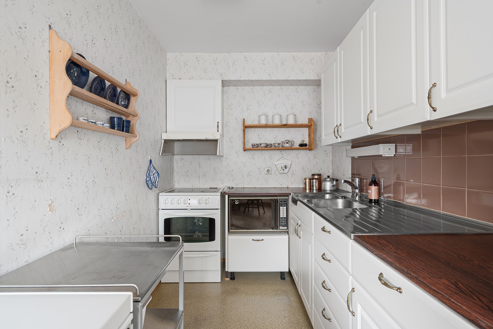 Praktisk kjøkken med benkeplass, underskap og overskap som gir nødvendig oppbevaring. Galleribilde