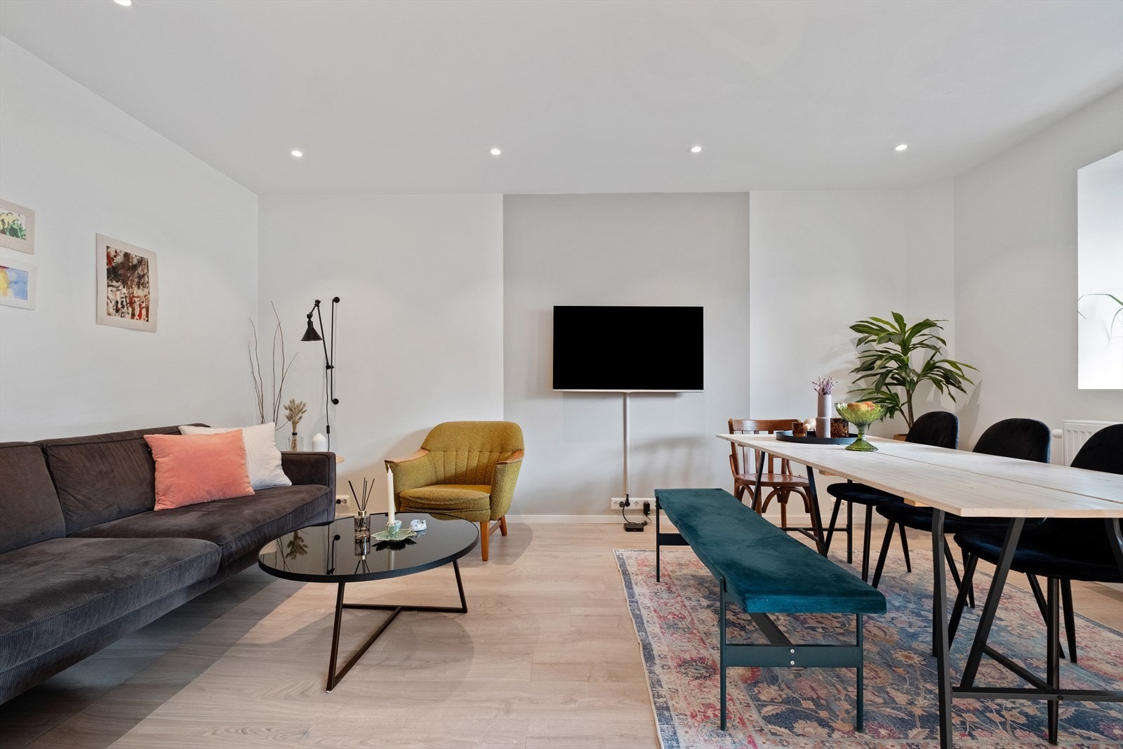 Romslig stue med god plass til både sofagruppe og stort spisebord Galleribilde