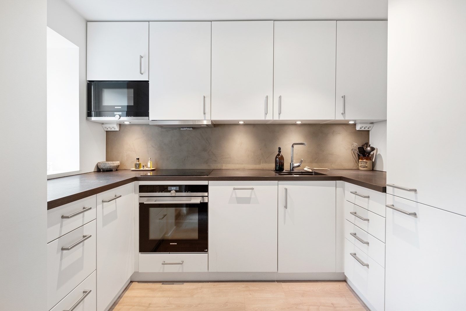 Romslig kjøkken med plass til mye oppbevaring Galleribilde