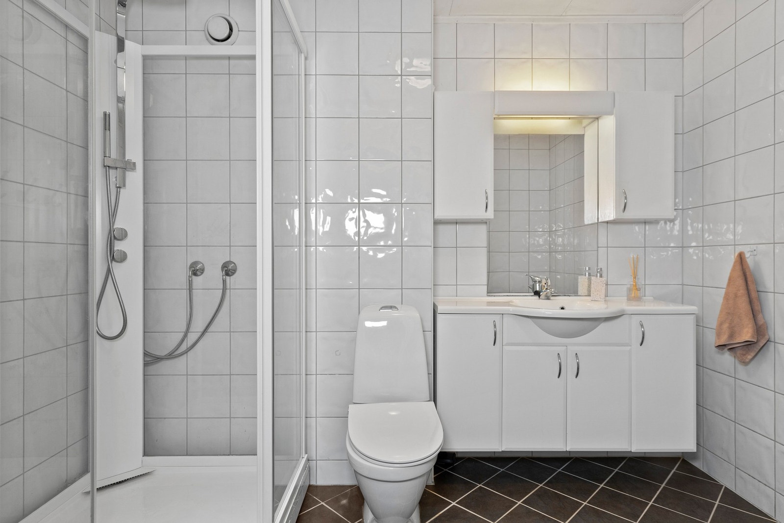 Delikat og flislagt bad i annen etasje. Badet har dusjkabinett, wc og innredning med servant og speil. Det er varmekabler i gulvet. Galleribilde