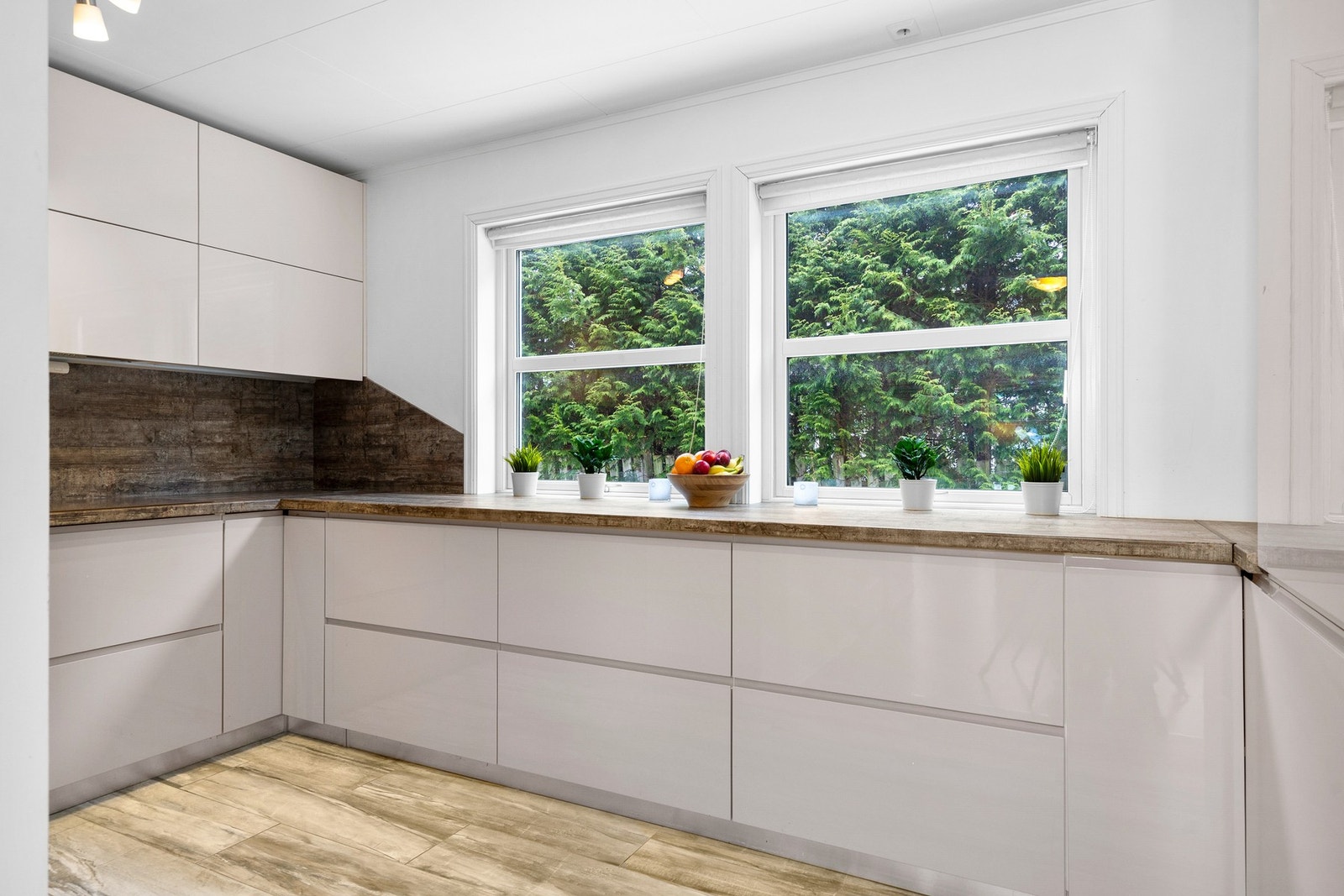 Lyst og pent kjøkken. Galleribilde