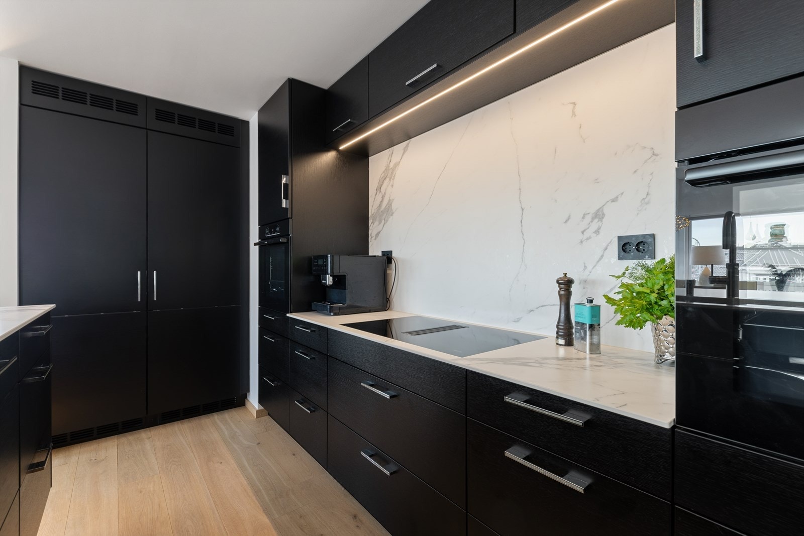 Innredningen har godt med skuffer og benkeplass. Galleribilde