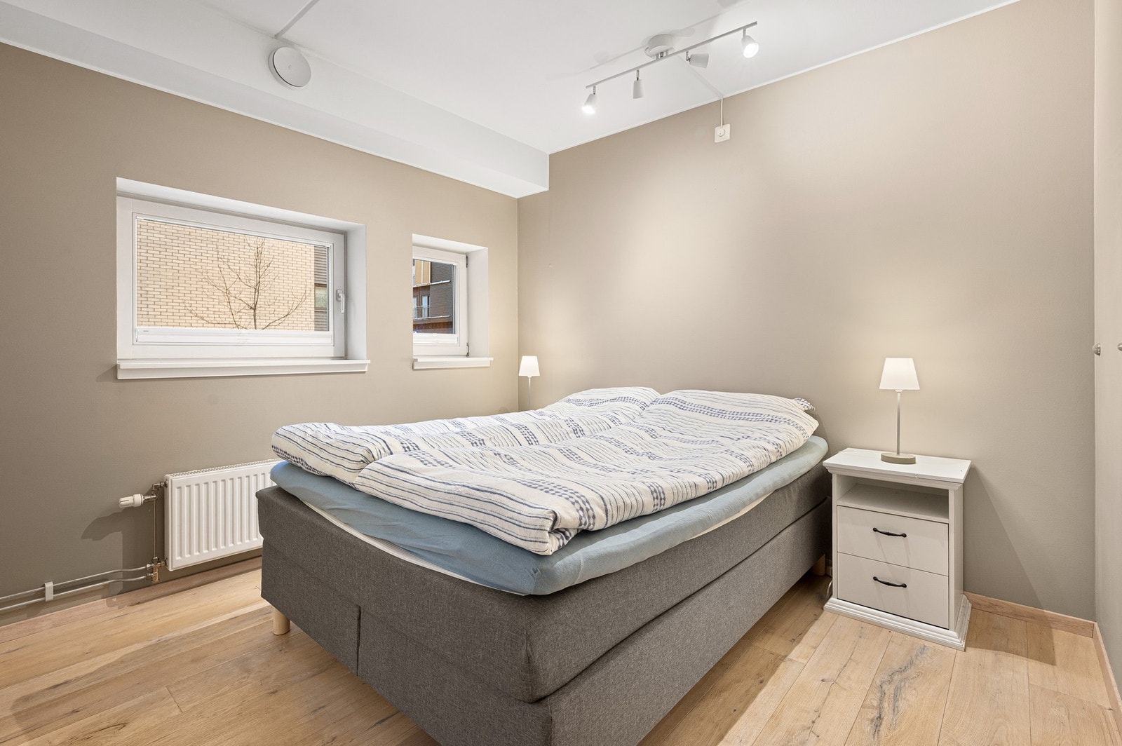 Hovedsoverommet er ca 11 kvm og har god plass for dobbeltseng og annet ønskelig inventar. Listefrie overganger tak/vegg samt listefritt rundt vinduer gir rom som leiligheten forøvrig et moderne uttrykk. Galleribilde