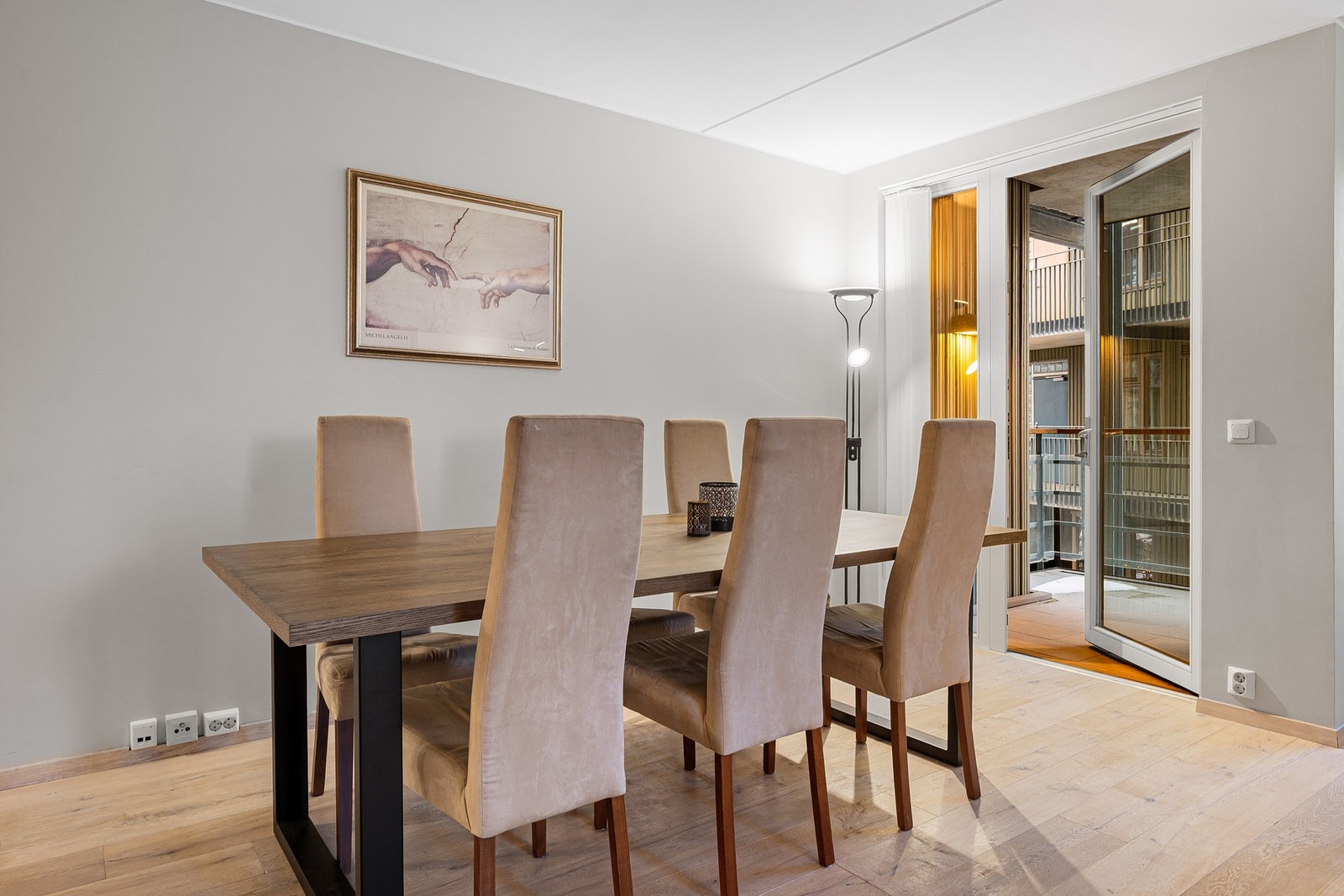 Fra stueområdet er det utgang til privat balkong på ca 7 kvm. Beboerne har også en felles takterrasse til fri benyttelse. Galleribilde