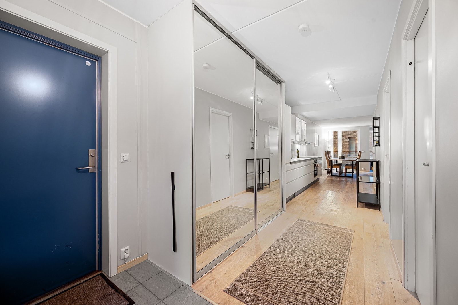 Entrè med god plass for sko og yttertøy i skyvedørsgarderobe. Galleribilde