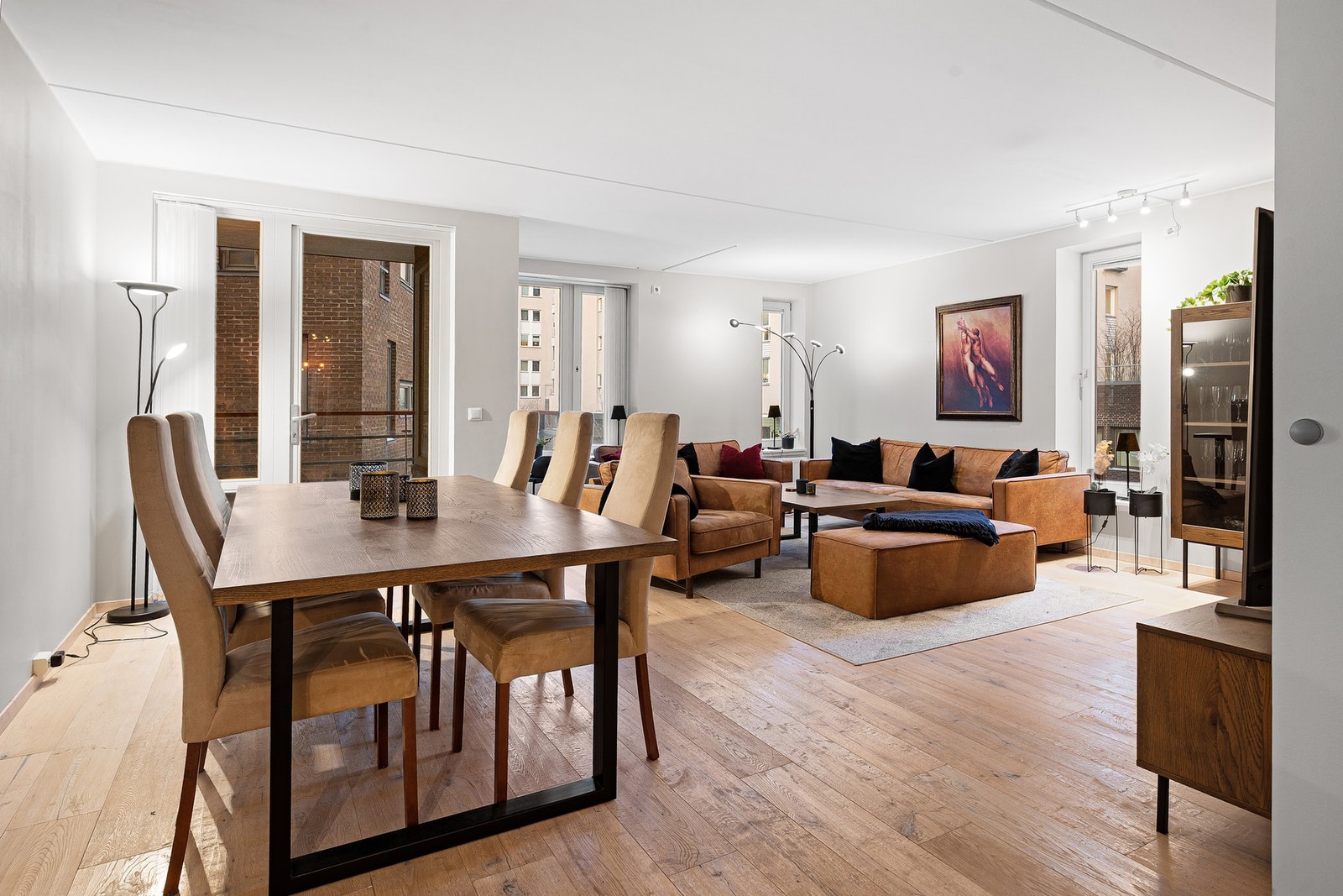 Stuen er ca 30 kvm og har med det god plass for større møbelgrupper. Galleribilde