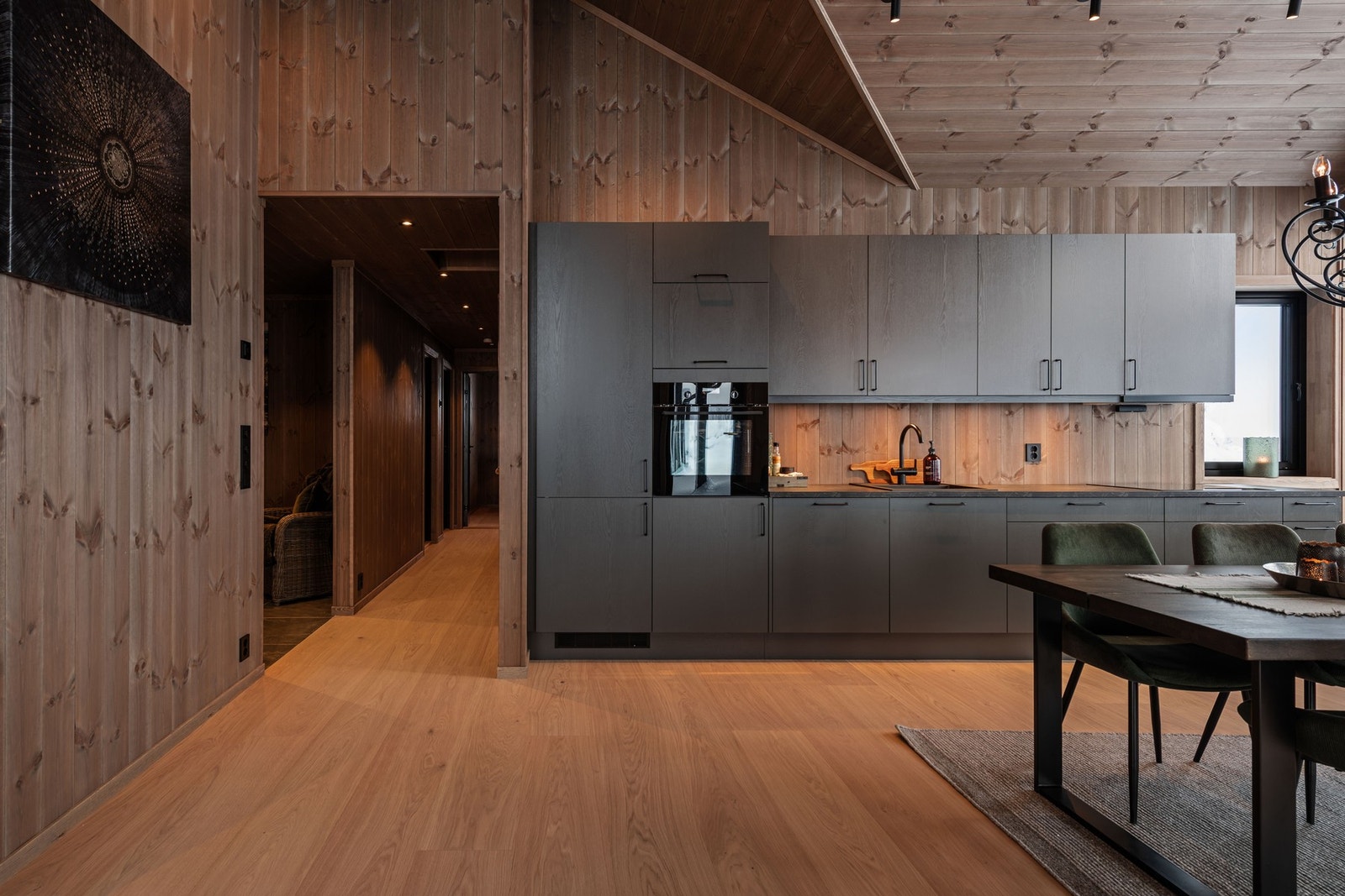 Lune farger kombinert med moderne løsninger og nøye utvalgte detaljer. Galleribilde