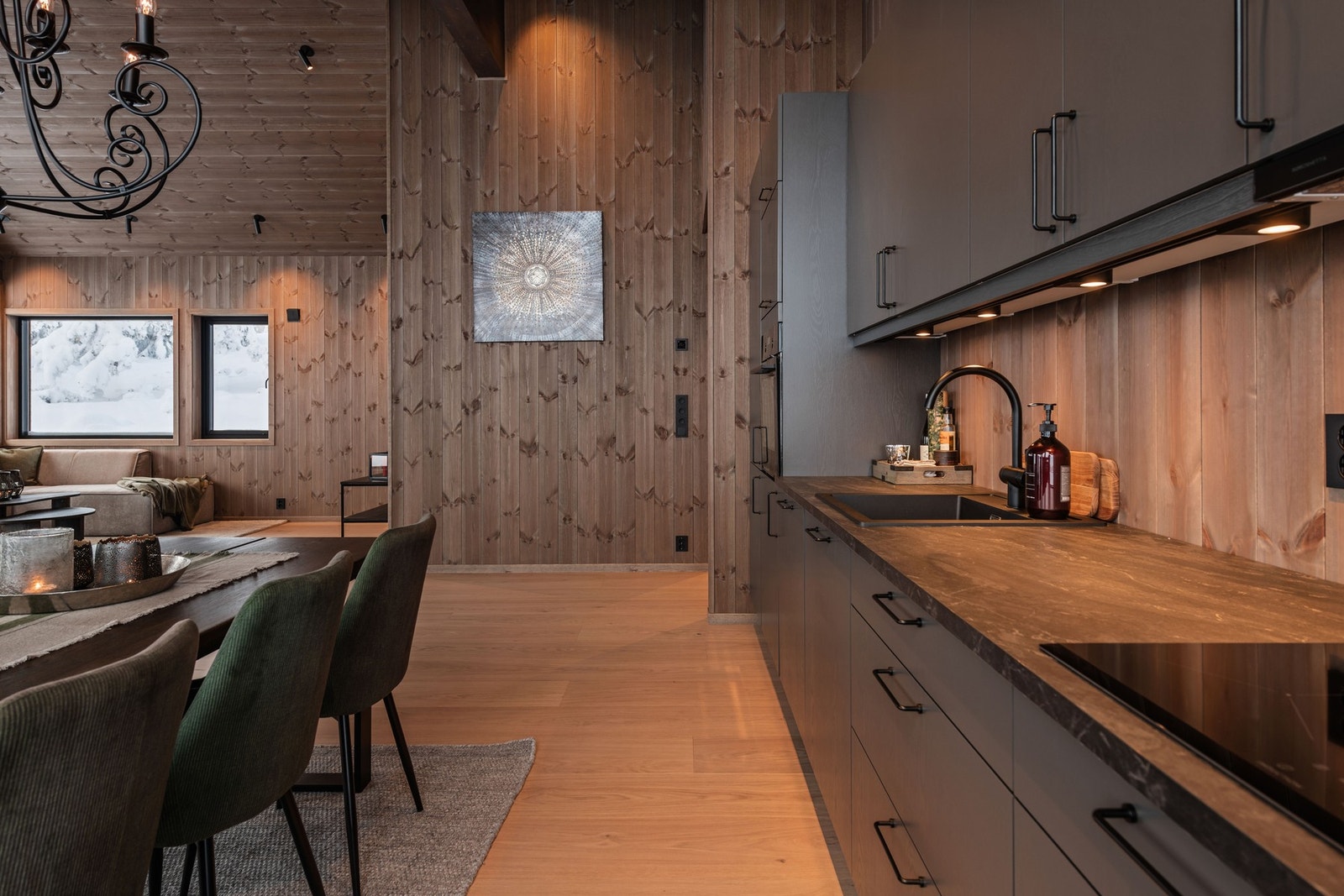 Gjennomgående sorte detaljer gir hytta et elegant og stilrent preg. Galleribilde