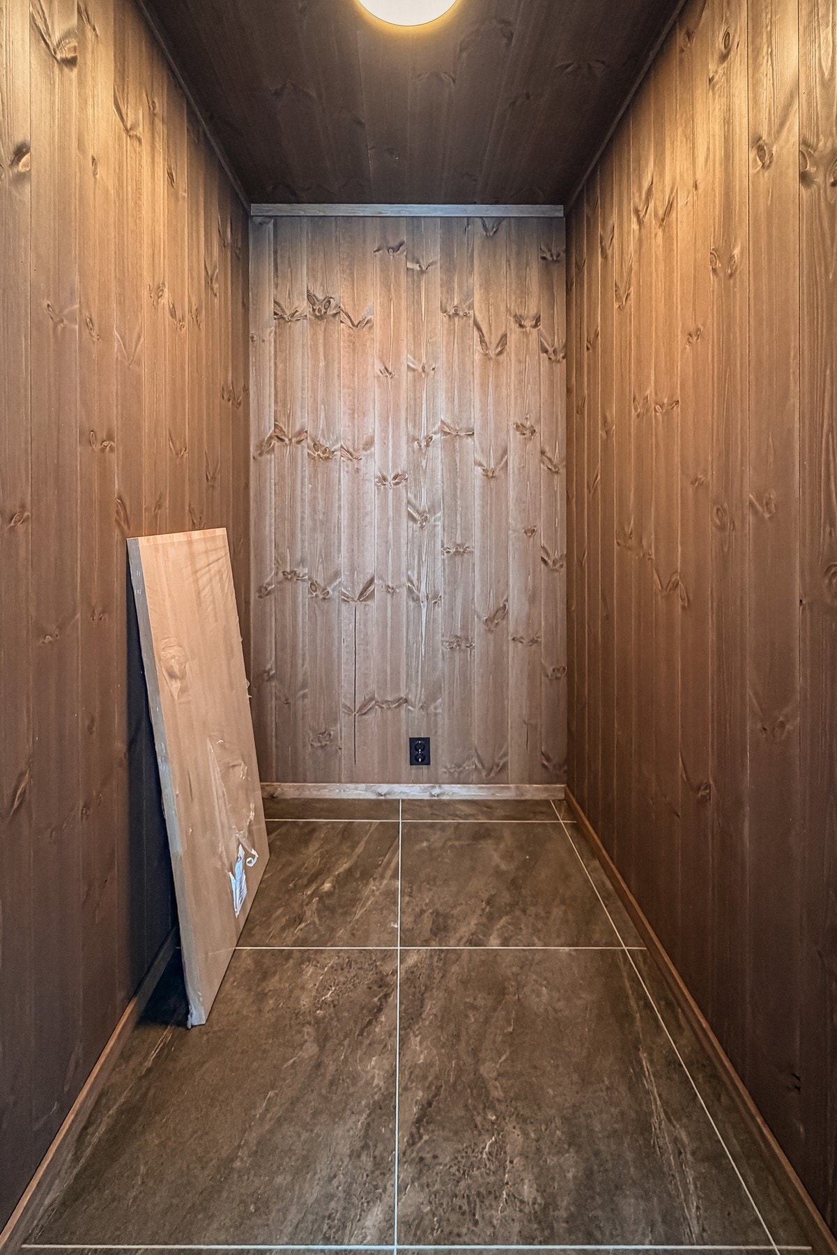 Praktisk bod gir ekstra lagringsplass på hytta. Galleribilde