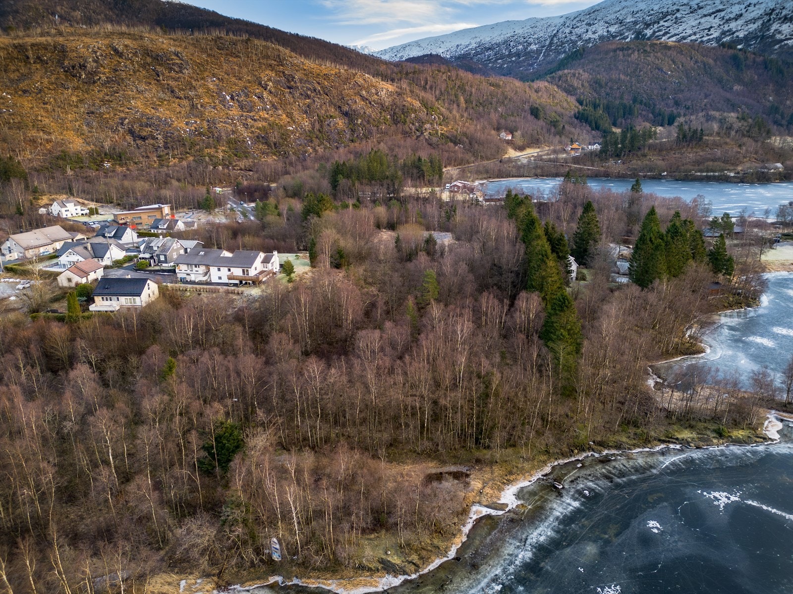 Tomten er regulert til boliger, samt et naturvernområde mot vann Galleribilde