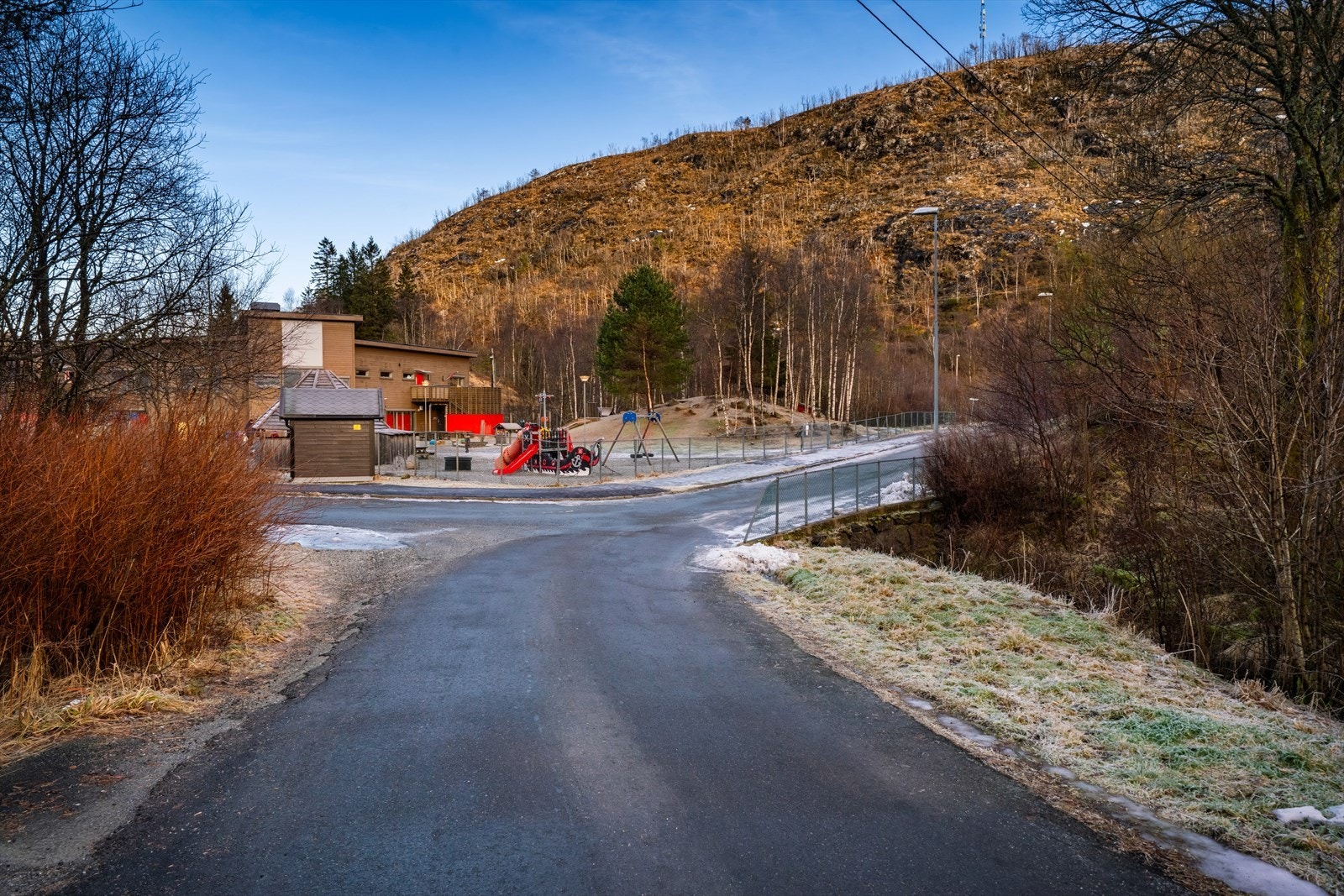 Området er hovedsakelig bebygget med eneboliger, tomannsboliger og firmannsboliger, og det er barnehage like i nærheten Galleribilde
