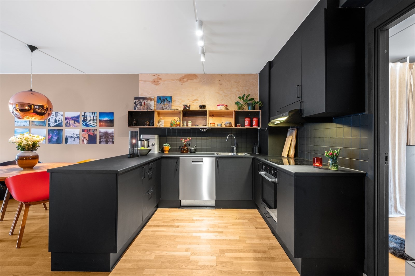 Det delikate kjøkkenet er fra det danske kvalitetsmerket Aubo, og er innredet med malte, glatte fronter. Galleribilde