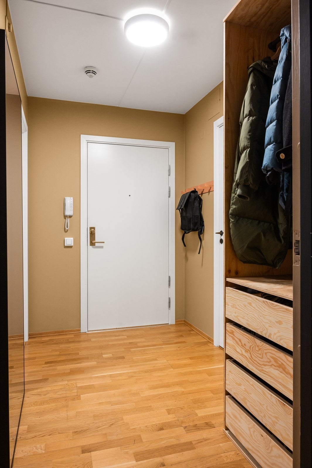 Det er god plass til å sette fra seg yttertøy og sko i entréen. Plassbygget garderobeløsning vil medfølge. Galleribilde