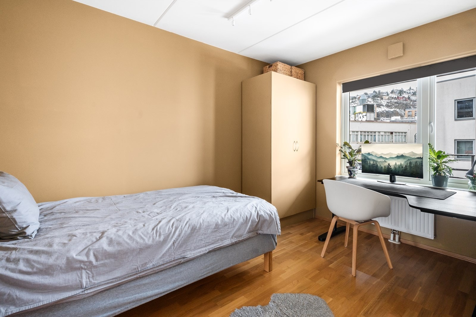 Soverom II gir god plass til seng, nattbord og skrivebord. Garderobeskap vil medfølge. Galleribilde