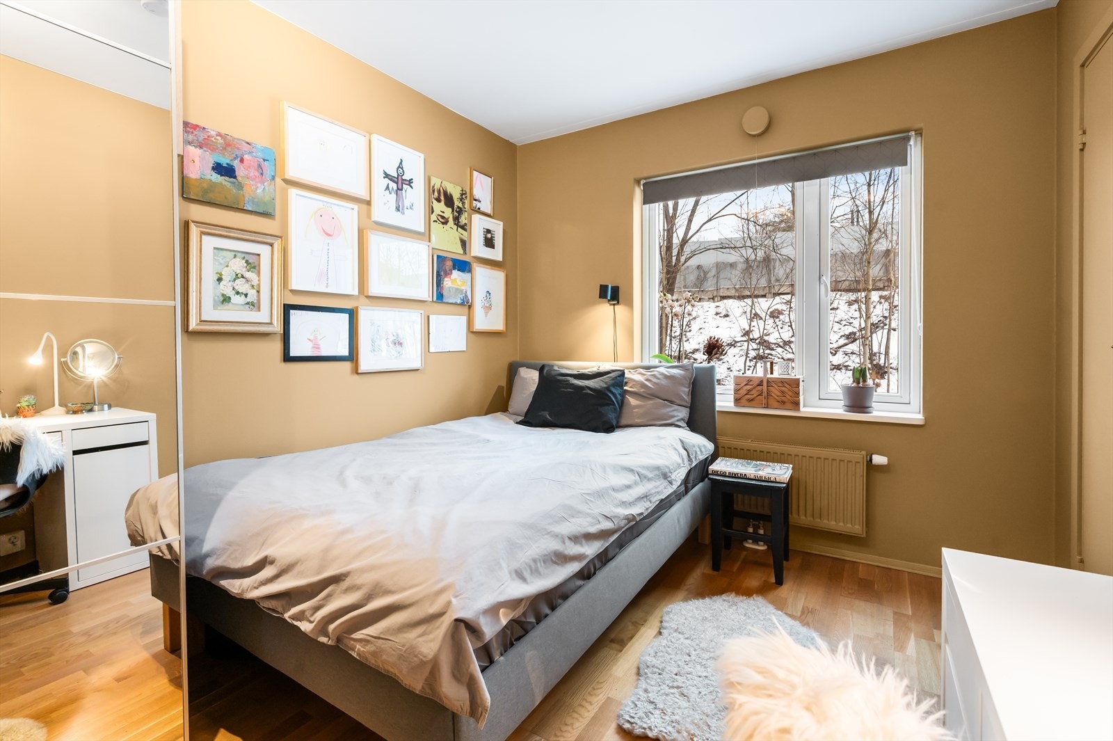 Her har du plass til seng, nattbord og skrivebord - alt etter hva du måtte trenge. Galleribilde