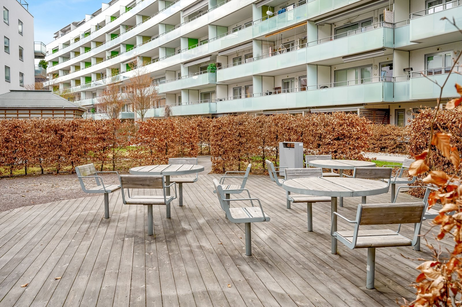 Borettslagets har pene og velholdte fellesarealer med sittegrupper som kan benyttes av beboerne. Galleribilde