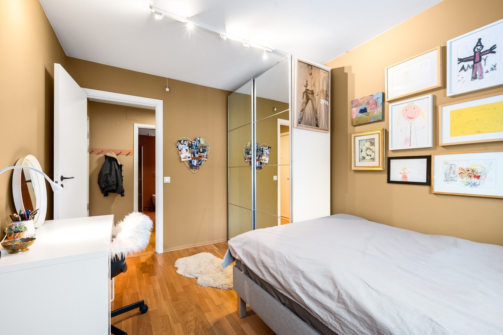 Garderobeskapet som medfølger sørger for gode muligheter til oppbevaring, i tillegg til den innvendige boden. Galleribilde