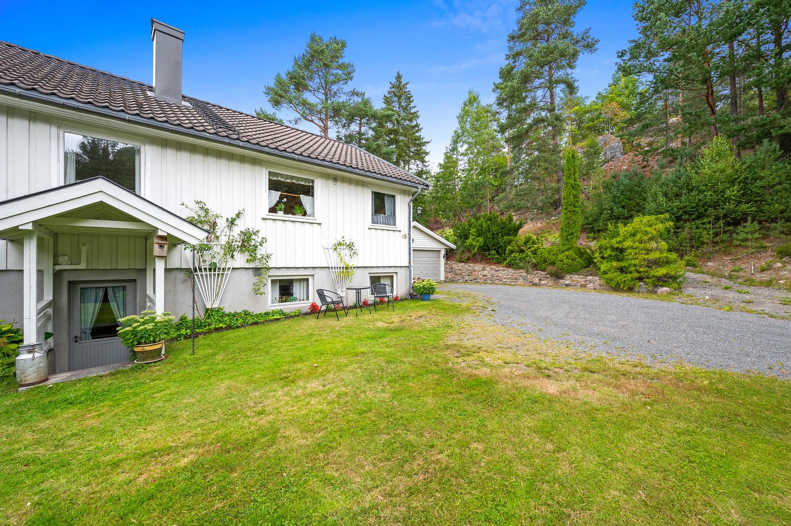 I hagen er det god plass til trampoline og ballspill. Galleribilde