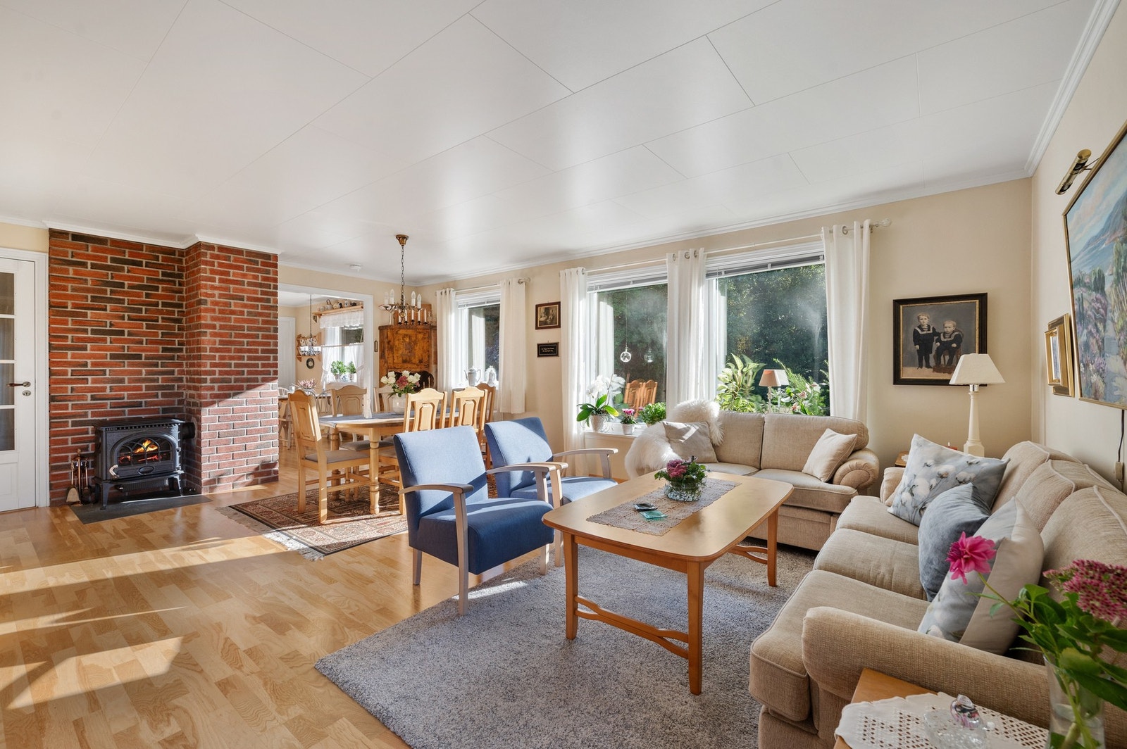 I stuen er det god plass til både sofagruppe og spisegruppe. Peisen varmer godt på kalde vinterdager. Galleribilde