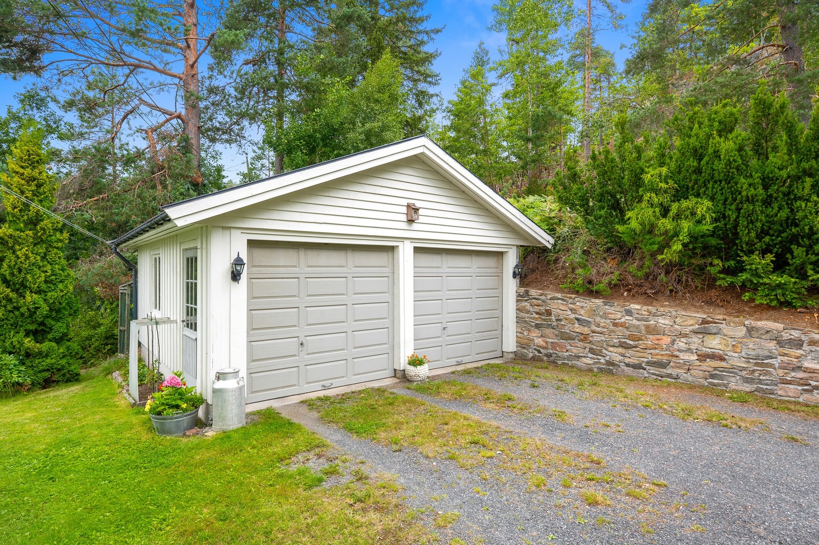 Dobbel garasje med innebygget hundegård. Galleribilde