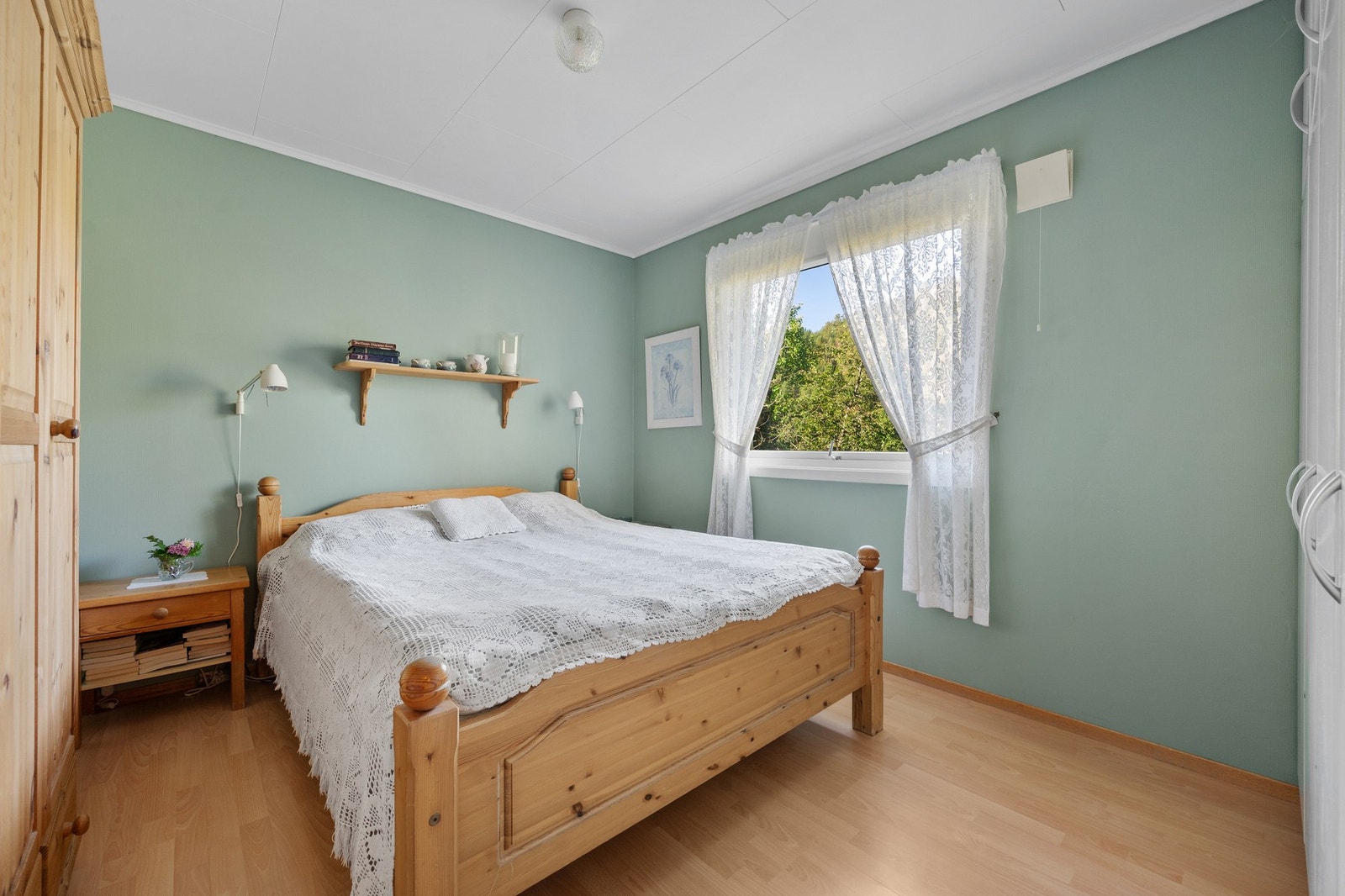 Hovedsoverom med god plass til dobbeltseng, nattbord og garderobe. Galleribilde