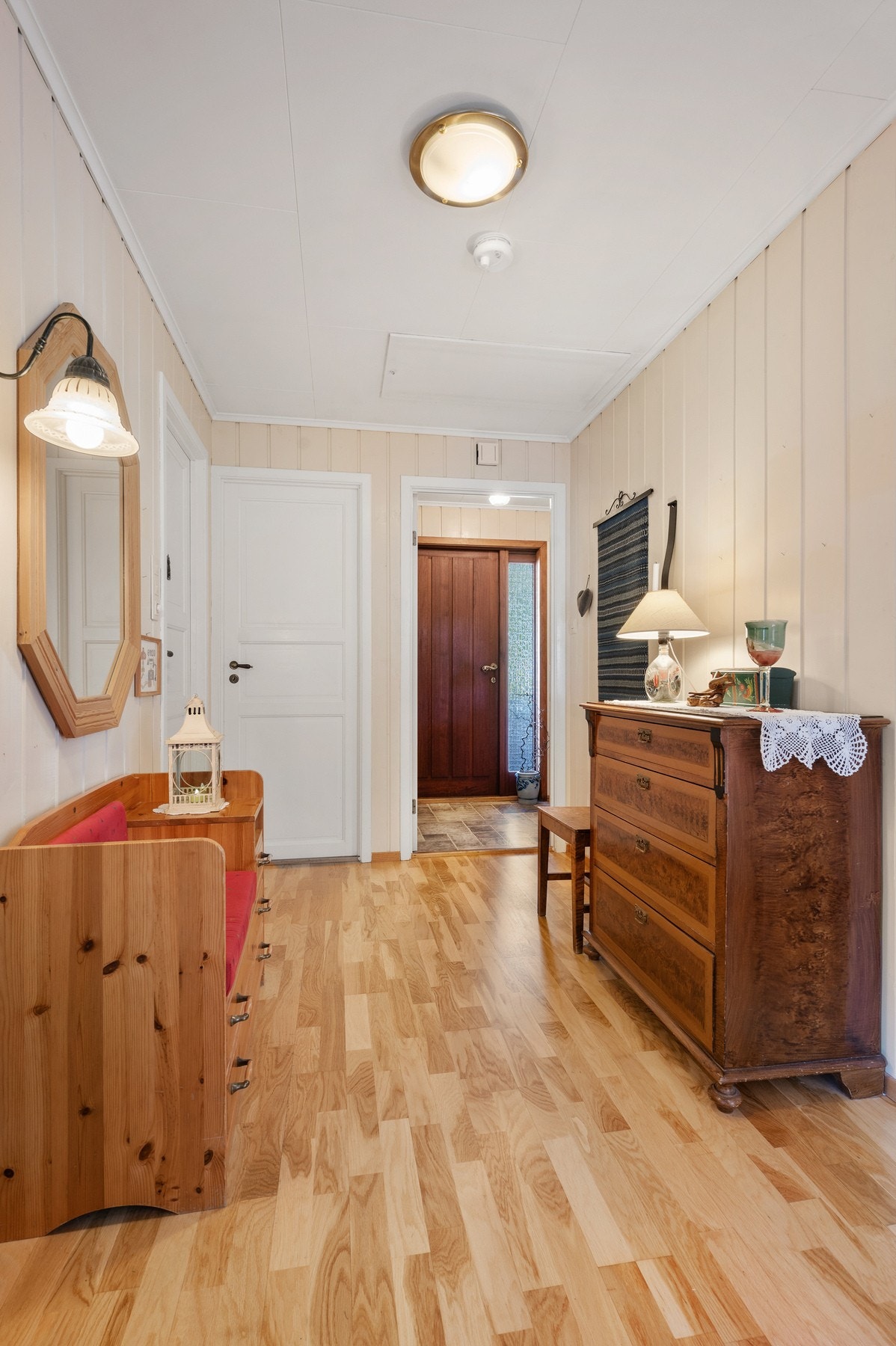 Fra vindfanget kommer du inn i en pen hall med 3-stavs parkettgulv. Hallen har god plass til kommode og lagring av jakker og sko. Galleribilde