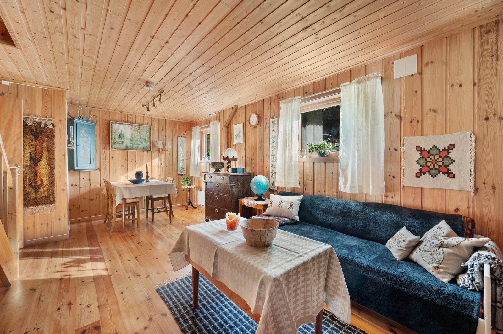 Stor kjellerstue som har vært brukt til sosiale begivenheter. Galleribilde