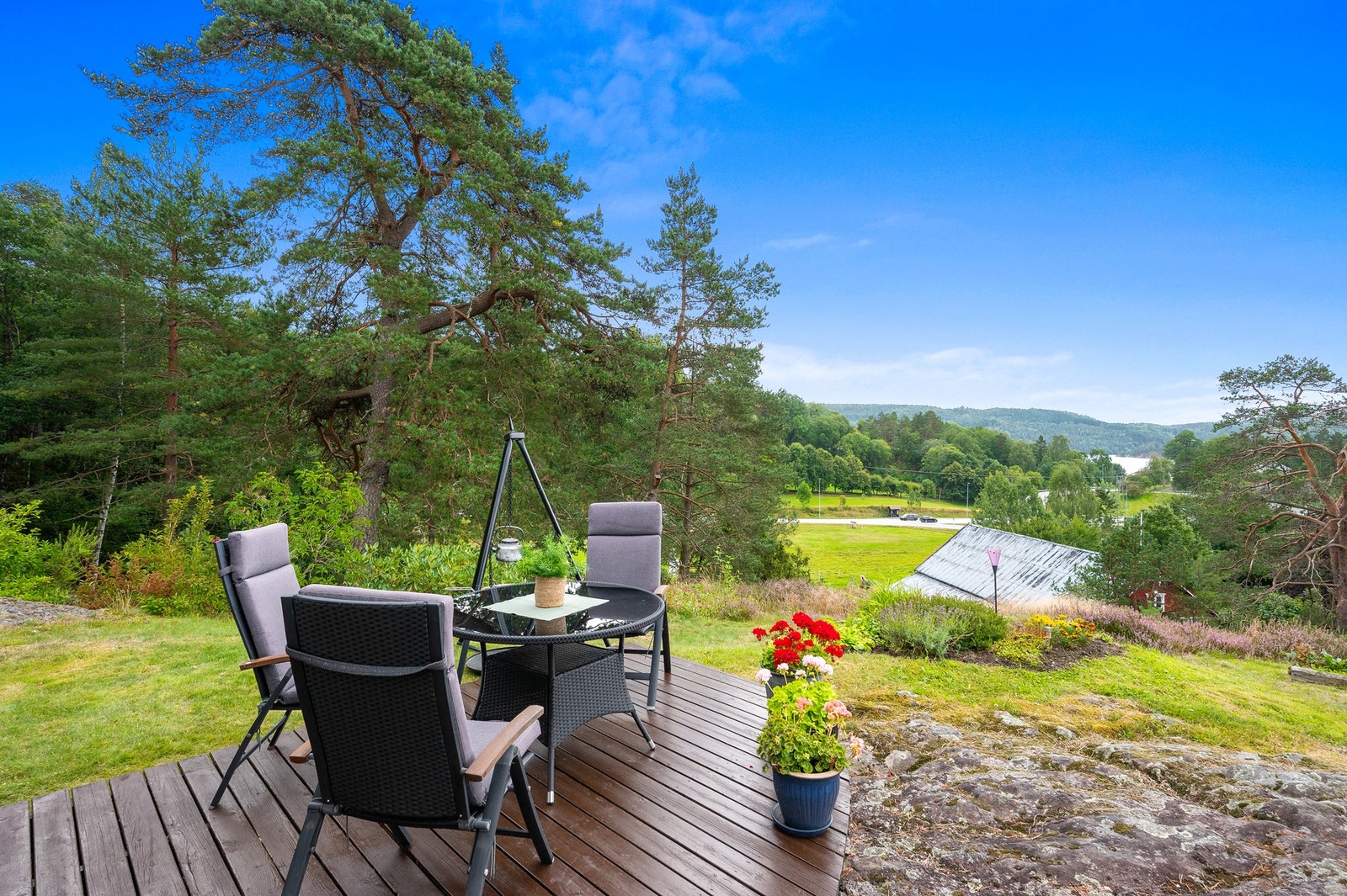 Boligen ligger høyt og fritt med utsikt ned til Songevannet. Galleribilde