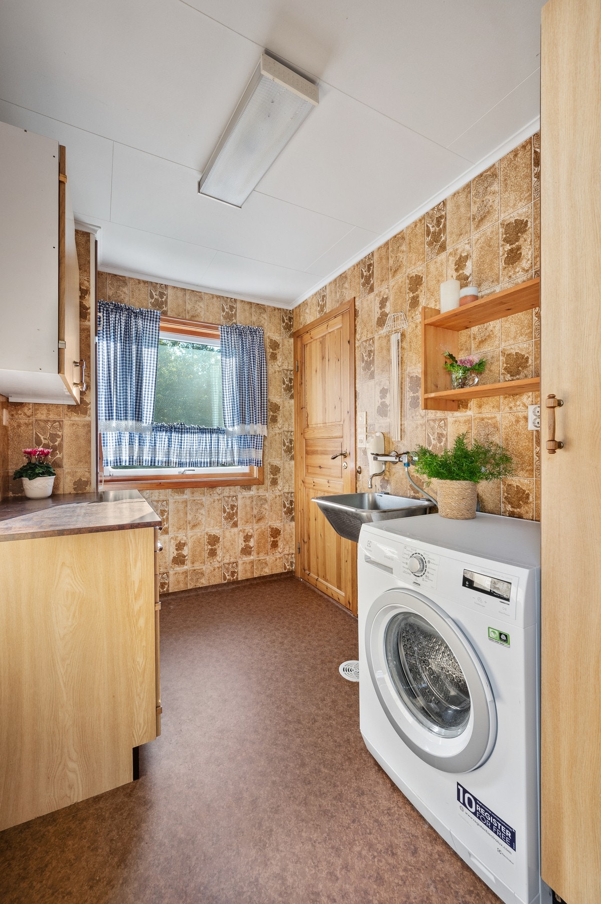 Praktisk vaskerom med egen inngang. Galleribilde