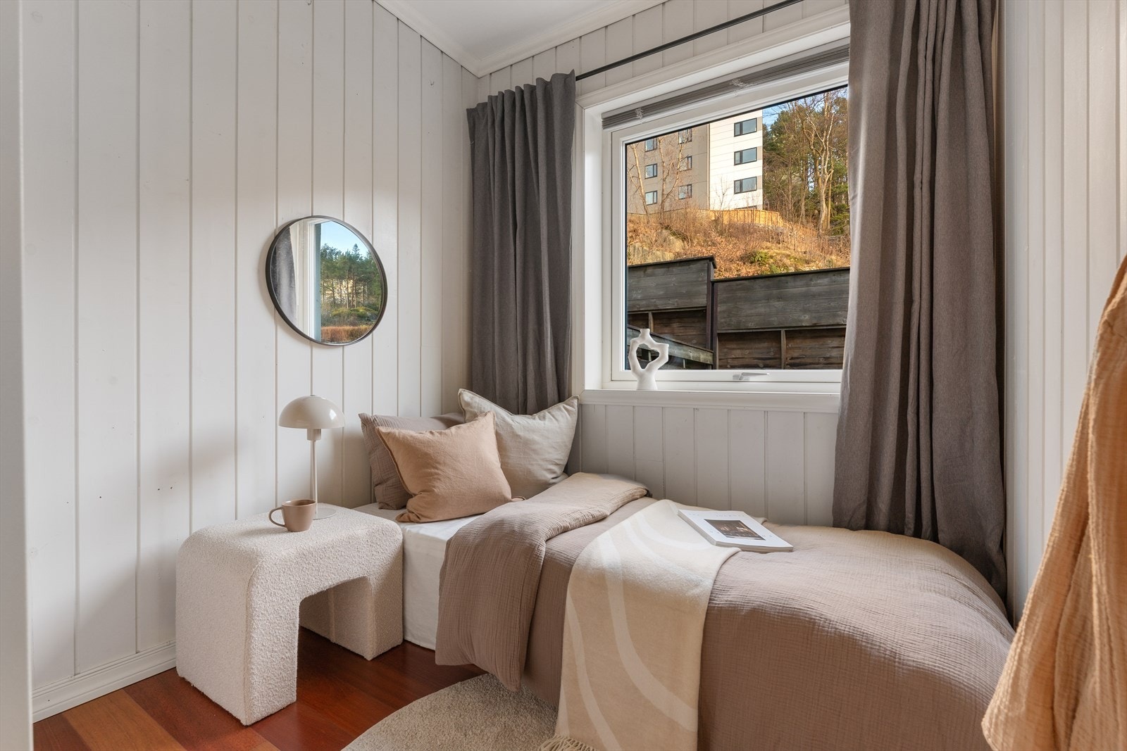 Soverom 2 egner seg perfekt som barne- eller gjesterom, med en praktisk størrelse som gjør det lett å innrede både koselig og funksjonelt. Det fungerer like godt som et ekstra soverom som et fleksibelt rom for besøkende eller lek og aktiviteter Galleribilde