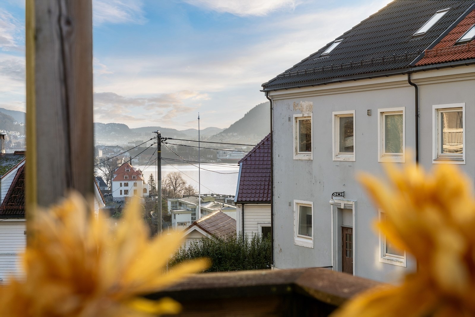 En hyggelig 3-roms leilighet i Ytre Sandviken nær NHH | Praktisk planløsning og solrik altan med fri utsikt Galleribilde