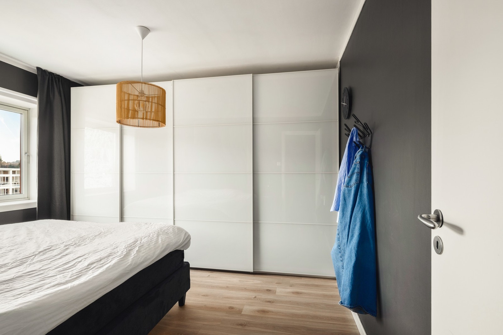 Soverom med stor garderobe og vindu som slipper inn naturlig lys. Galleribilde