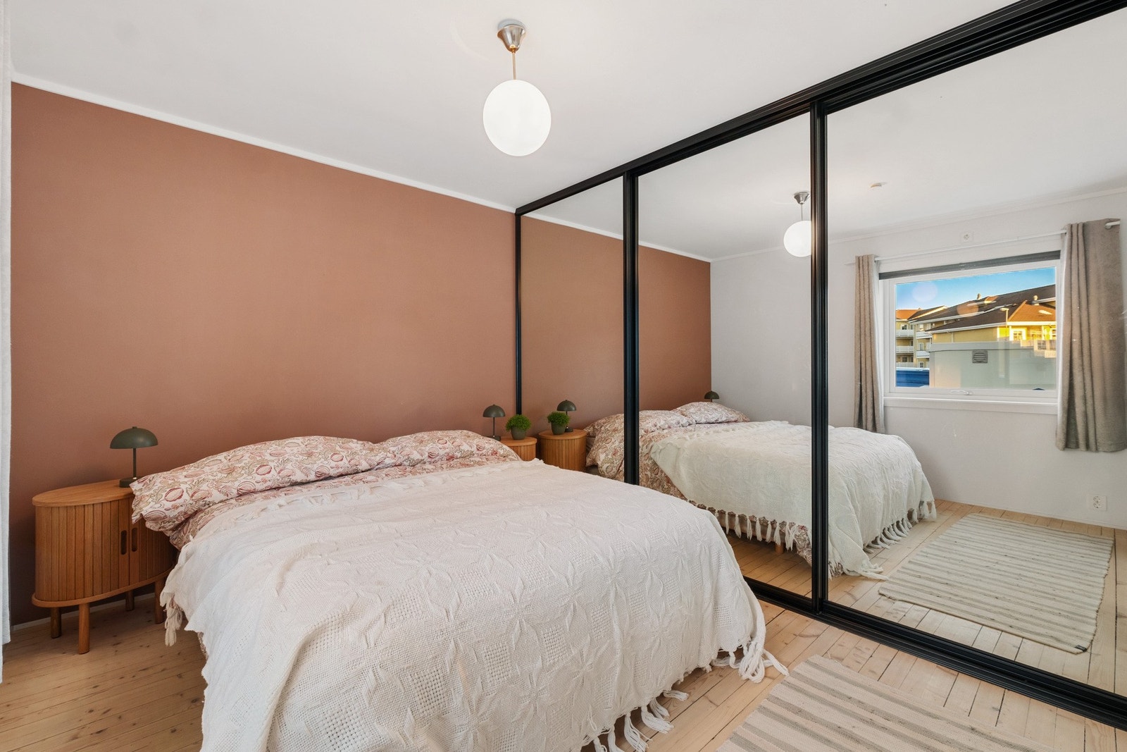 Hovedsoverom. Gulvet er slipt ned og sist oljet i 2025. Galleribilde