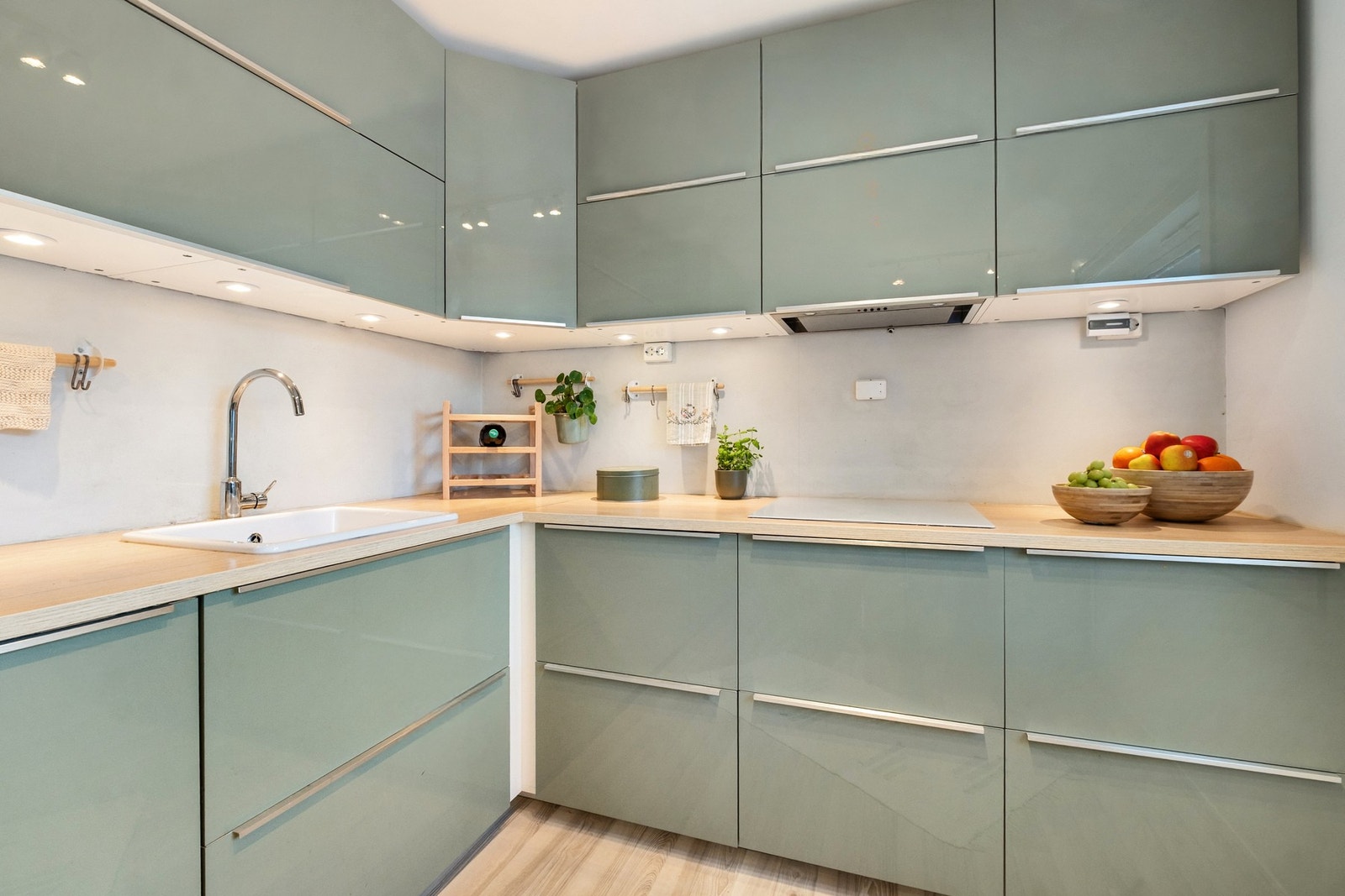 Kjøkkeninnredningen har integrerte hvitevarer, benkeplate i laminat - og skuff-i-skuff system med mye oppbevaringsplass Galleribilde