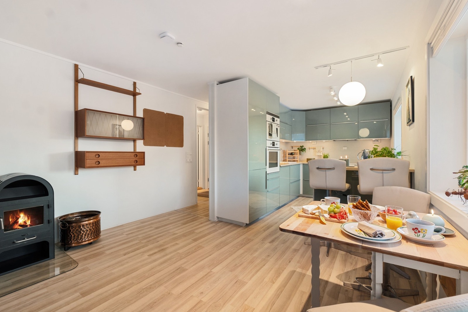 Gjennomgående, god planløsning med plass til både sofa- og spisegruppe. Vedovn sentralt i rommet. Galleribilde