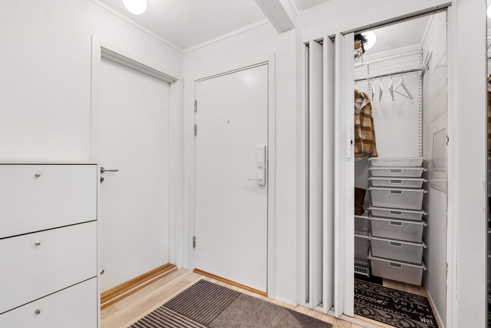 Entré med praktisk garderobeløsning. Nyere ytterdør med ID-lock elektronisk dørlås Galleribilde