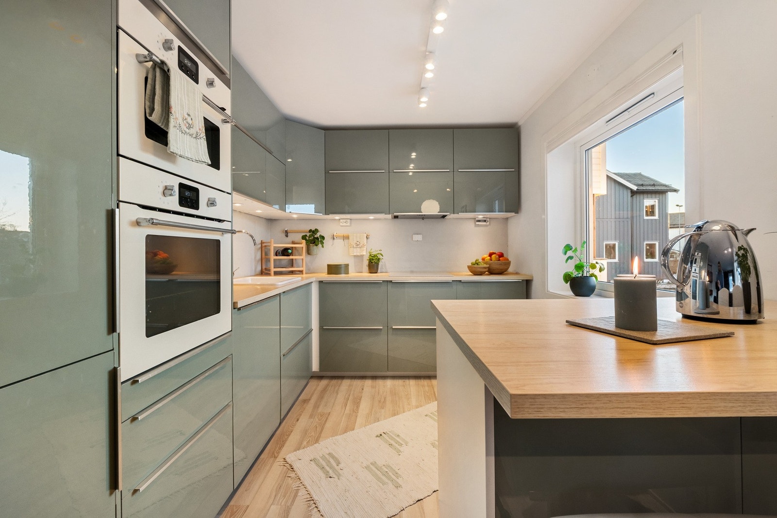 Moderne kjøkkeninnredning fra 2019 med god skap- og benkeplass og kjøkkenøy. Galleribilde