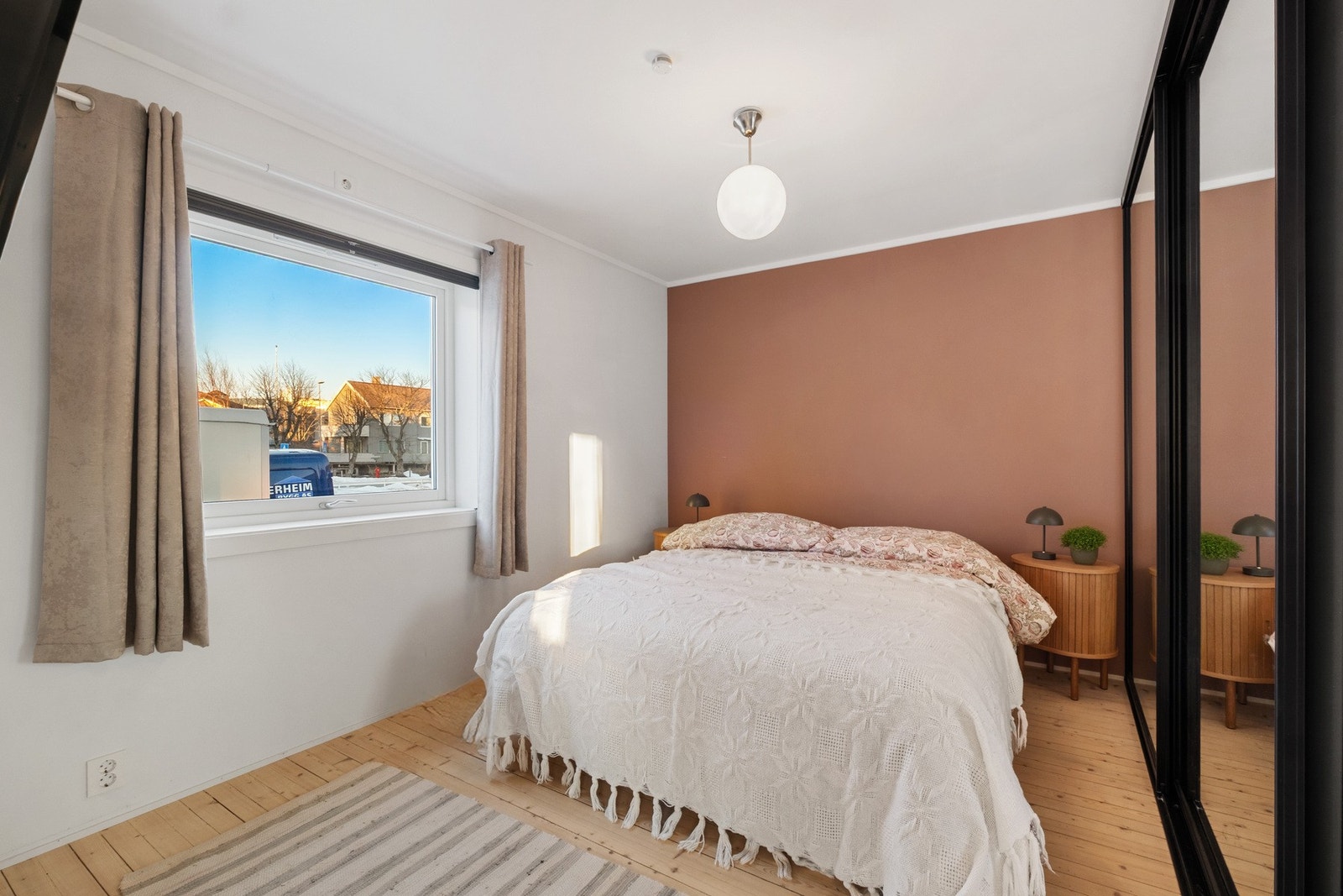 Hovedsoverom med stor skyvedørsgarderobe (PAX) med speildører. Vindu mot stille og rolige omgivelser Galleribilde